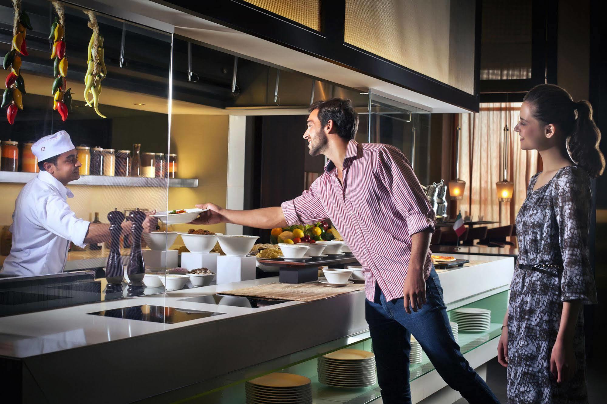 Centro Barsha - By Rotana होटल